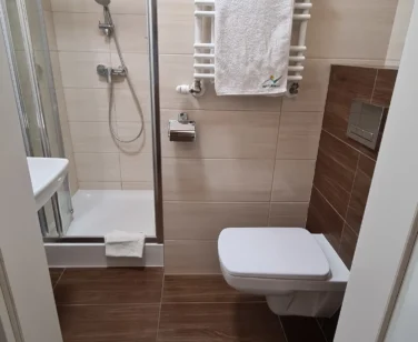 spala-noclegi-lazienka-2-os-2